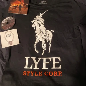 Yeat Exlusiv merch - Nu är det dags för mig att sälja min skit feta Yeat tröja från hans albumsläpp ”Lyfestyle”. Tröjan är på riktigt bara använd en gång och är i toppen skick. Tröjan i sig utan skivan kostade ungefär en tusenlapp, lite mer. Därför säljs den så dyrt. ⚠️Kom privat om ni är sugna på något av dem andra sakerna på bilden⚠️