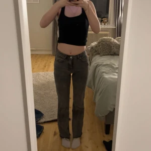 Mörk gråa jeans - Mörk gråa jeans,  köpta från Gina tricot med hög midja. Byxorna har en straight passform. Säljer då jag vuxit ur dessa jeans tyvärr. Jag är 175 cm, så skulle säga att byxorna är långa i benen.
