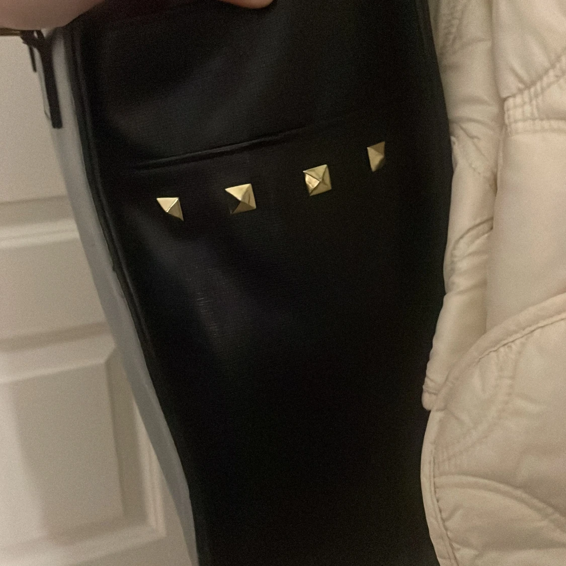 Svart axelväska med nitar - 1