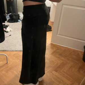 Svart långkjol med slits - Säljer denna svarta långa kjol med slits på grund av att den inte kommer till användning. Använd ca 1 gång så som ny💞