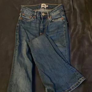 Blå jeans från lager 157 - Snygga blå jeans från lager 157 med klassisk femficksdesign och knappgylf. Perfekta för en avslappnad stil. De har en rak passform och är tillverkade i ett slitstarkt denimtyg.