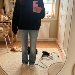 Blå jeans  - Säljer ett par snygga blå jeans från Diesel med en klassisk femficksdesign och slitna detaljer. Jeansen har en knappgylf och är perfekta för en avslappnad stil. Passar bra till både sneakers och kängor.Innerbenslängd: 85cm  Midjemått: 70cm 🫶🏼
