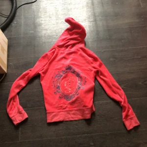 Röd hoodie från Juicy Couture - Säljer en snygg korall rosa  hoodie från Juicy Couture. Den har ett fint tryck på baksidan. Storlek M.  Pris går att diskutera
