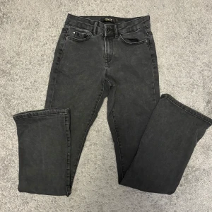 Svarta jeans från ONLY - Snygga svarta jeans från ONLY. De har en smal passform och är tillverkade i ett stretchigt material för extra komfort. Perfekta för en stilren look. Kontakta för mer information!!💗