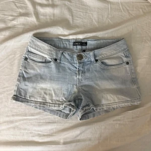 Lågmidjade jeansshorts  - W26 midjemått: 37cm rakt över, längd:25cm💕 