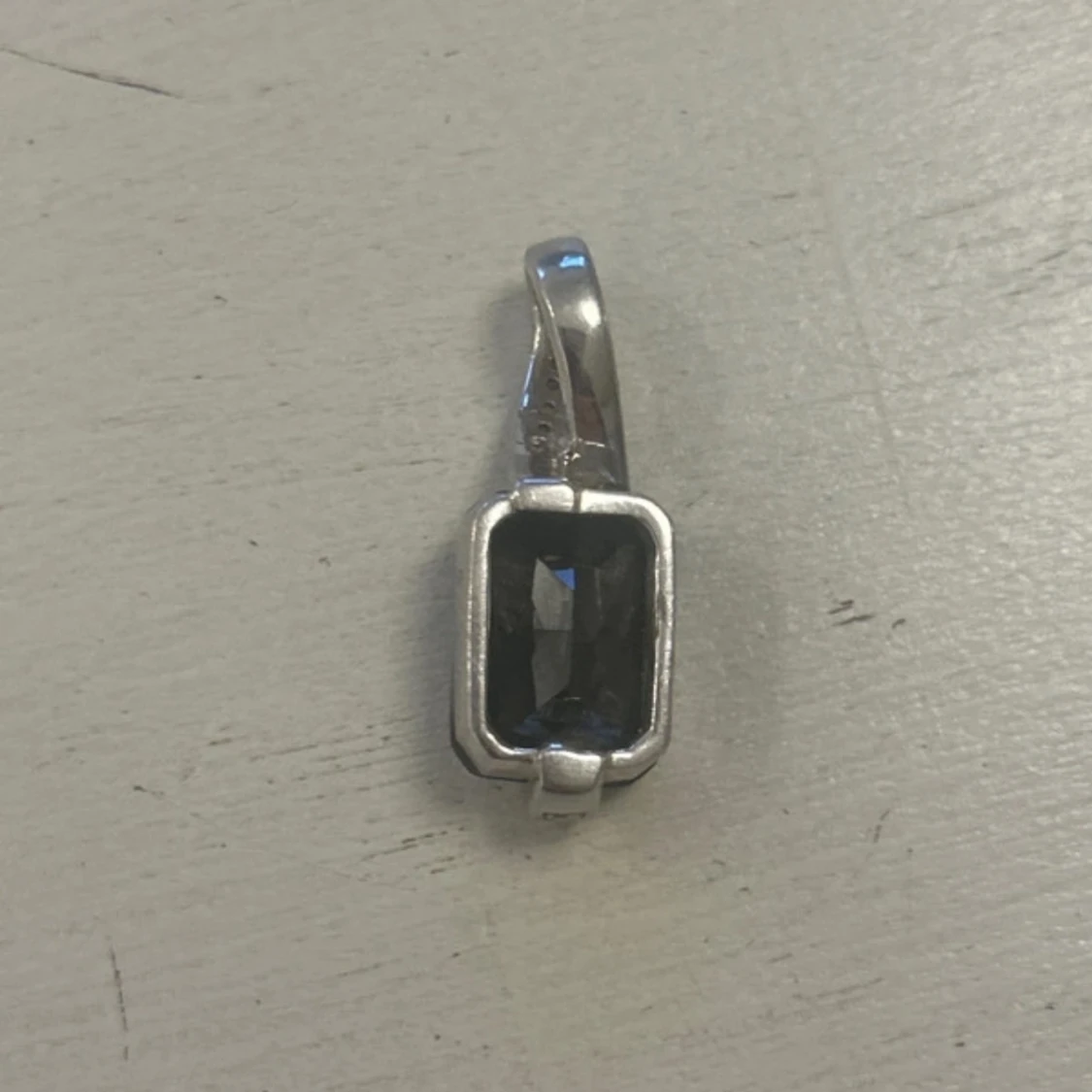 Silverfärgat hänge med svart sten - 2