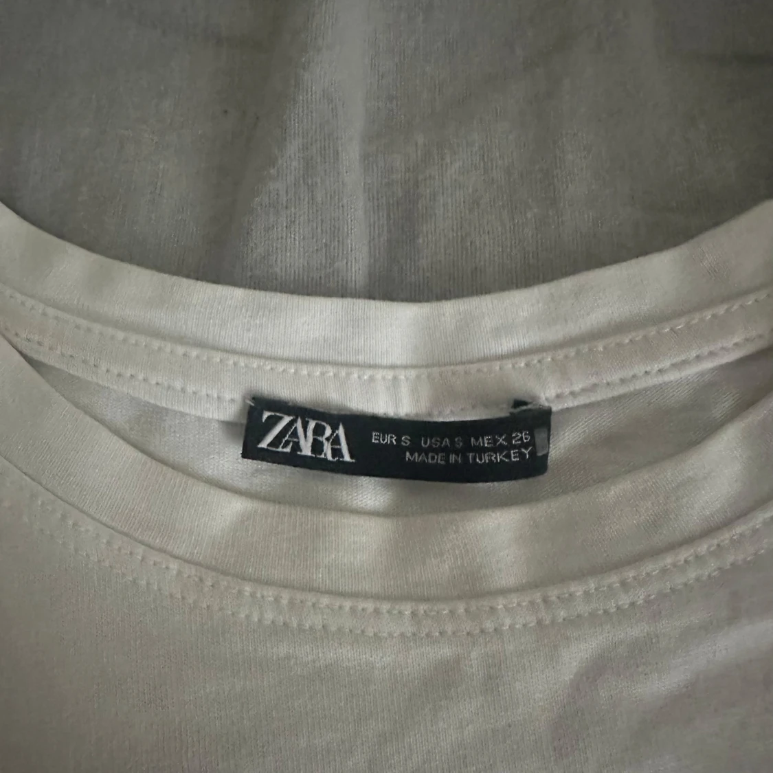 Vit t-shirt med konstnärligt tryck från Zara - 2