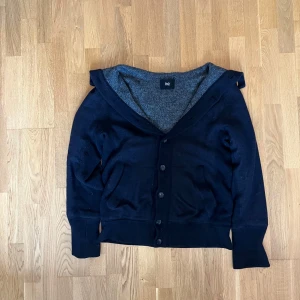 Trendig cardigan jacka från Dolce Gabbana - Säljer nu denna stickade hoodie från Dolce&Gabbana. Perfekt plagg nu till våren med ett bekvämt stickat foder på insidan. Storlek 48/M men passar som L. Tveka inte på att skicka ett meddelande vid eventuella frågor!