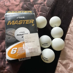 Vita bordtennisbollar från Stiga - Säljer ett paket med 6 vita bordtennisbollar från Stiga, modell Master 1X. Perfekta för både träning och tävling tack vare deras höga kvalitet och precision. Tillverkade av förstklassigt celluloidmaterial.köpt från år 1198
