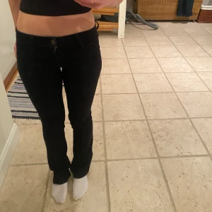Svarta jeans från Hollister - Snygga svarta bootcut jeans från Hollister. De är lågmidjade och har en snygg design på bakfickorna. Inget slitage eller andra brister. Säljer då jag tycker de är lite för små för mig. Jag är 160 och de är lite långa i benen. 
