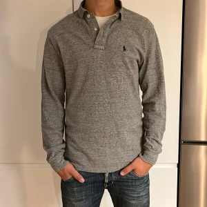 Polo Ralph Lauren tröja  - Polo långärmad  i fint skick, nypris 1500, mitt pris 799 kan gå ner vid snabb affär 🙏🏻