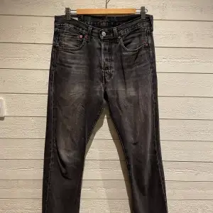 Tjena, säljer nu ett par Levis 501 jeans i storlek W31 L32. Skick:8/10 Pris kan diskuteras vid snabb affär 