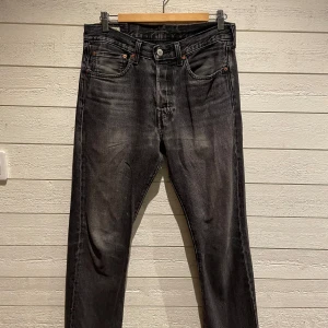 Levis 501  - Tjena, säljer nu ett par Levis 501 jeans i storlek W31 L32. Skick:8/10 Pris kan diskuteras vid snabb affär 