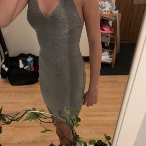 Nyårs klänning  - Fin klänning ganska liten i storleken🌸