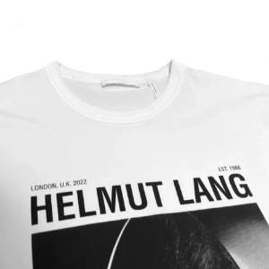 Helmut Lang spoon T-shirt buren av självaste Babytron. Storlek medium. Nyskick. Skriv i DM o interesserad eller har frågor. Kan även skicka fler bilder samt mått. 