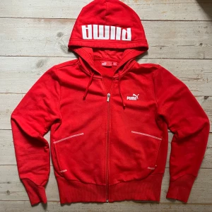 Puma hoodie - Röd zip up hoodie från Puma 💗 Väldigt bra skick!