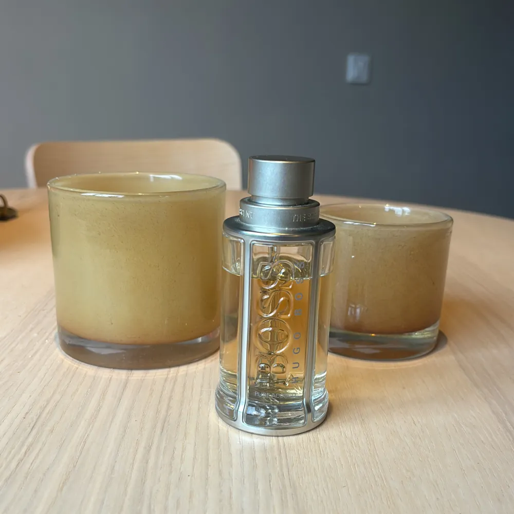 Säljer en elegant och maskulin parfym från Hugo Boss, 'The Scent'. En parfym passar till både dag och kväll, ett perfekt köp inför den kommande Vintersäsong. Obs flaskan innehåller cirka 3/4 av det ursprungliga innehållet. Hör av er vid intresse.. Perfume.