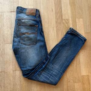 Tja! Säljer detta riktigt schyssta paret jeans från Nudie Jeans! Nypris ish 1600kr, mitt pris 239kr! Finns en liten fläck på benet, där av priset, annars bra skick! Säljer då de har blivit för tajta! Tveka inte att kontakta mig! //Nils