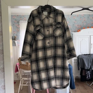 Rutig kappa  - Säljer en rutig kappa med yllelook som är sparsamt använd.  Inga defekter. Skriv om ni undrar något!  Pris kan alltid diskuteras! 😋🤍