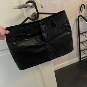 Kort skinnkjol - En galet snygg kort skinnkjol i stl 152  från Zara. Den passar dock en XXS eller XS