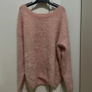 Rosa stickad tröja  - Säljer nu denna rosa stickade tröjan från forever 21! Fint skick och använd fåtals gånger(liten i storleken passar nån med xs/s)