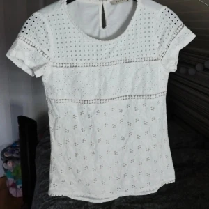 Vit blus - Jätte söt vit blus i storlek S. Använd 3 gånger. Inga defekter eller nopprig.