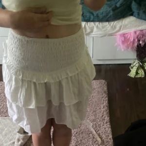 Vit kjol - Storlek xs, från bikbok Aldrig använd, jättefin men tyckte inte den passade mig💕