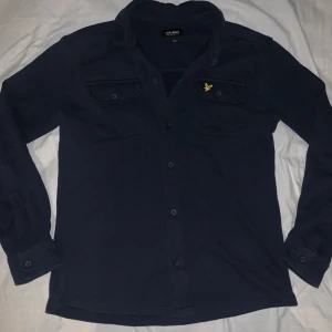 Lyle scott overshirt  - Hej! Säljer nu en snygg lyle scott overshirt. Det är storlek 12/13 år i barn. Den e förliten för mej derför jag säljer den. Nypris 600kr jag säljer för 250kr. Om du har fler frågor eller funderingar så är det bara att skriva. 