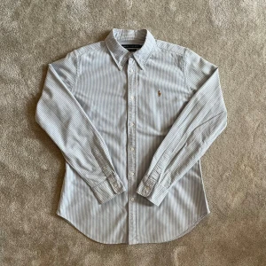 Ralph Lauren Skjorta - Ge bud för snabb affär! En klassisk Ralph lauren Skjorta, perfekt för old money stil, Stockholmsstil, eller grish. Skriv gärna om mått och andra frågor!