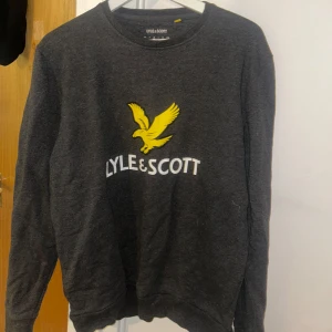Lyle & Scott sweatshirt  - Lyle & Scott sweatshirt  Fint skick, endast använd ett fåtal gånger.  Storlek M   Nypris 850kr
