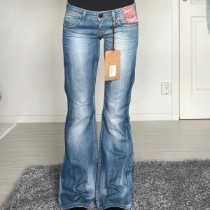 Jeans - Lappar kvar, midjemått: 38cm rakt över, innerbenslängd: 80cm, små i storleken 💓