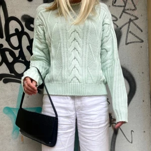 Mintgrön stickad tröja  - Mjuk mintgrön stickad tröja. Stora detaljer och så mjuk. Nyskick, jag är en storlek S och den är oversized på mig. 