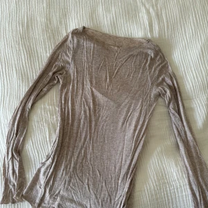 Intimissimi ultralight tröja - Superfin tröja från Intimissimi i kashmirblandning. Tröjan har ett litet hål på ena ärmen, se bild. Nypris 459 kr. 