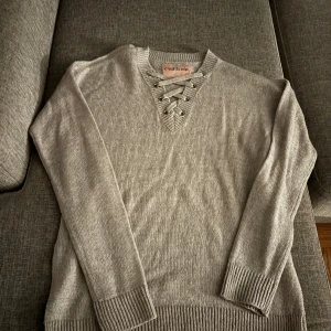 Stickad tröja strl 158-164 - Aldrig använd.