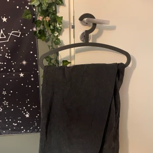 Baggy svarta jeans - Ett par svarta baggy jeans från hm, bra i längden och sitter avslappnat. Dom är använda ca 3 ggr och är i väldigt gott skick. 