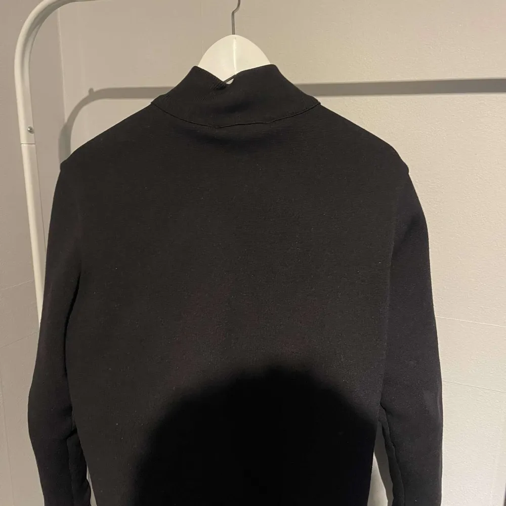 Moncler cardigan storlek S säljs för 2599kr först till kvarn som gäller! Priset är inte fast i sten utan kan ändras vid en riktigt snabb affär . Jackor.