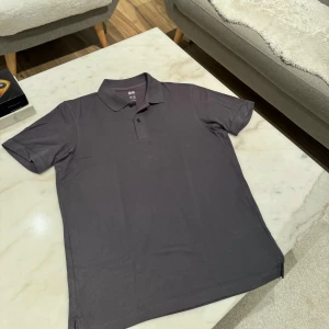 Grå pike  - Intressant färg irl. Svårt att få med nyansen på kamera. Sticker ut. Sitter bra och skönt material. Använd få ggr men ser bra ut. Passar S/M