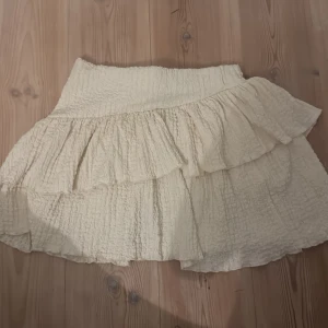 Volang kjol - Söt volangkjol från Gina. Använd en gång. S