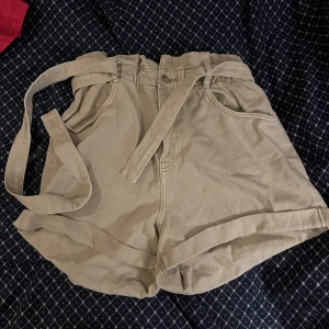 Shorts - Shorts med knytning, man kan ta bort knytningen om man vill