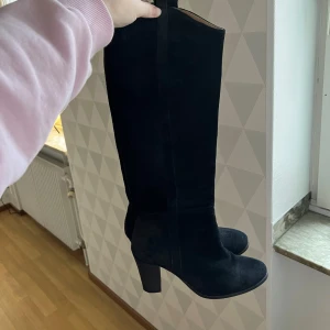 svarta boots  - säljer dessa super snygga klackar i mocka💗 fint för fest eller casual, i jättefint skick. storlek 39 men små i storleken, klackhöjden är 8 cm