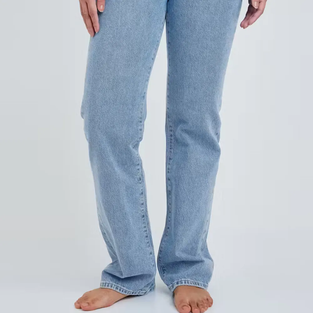 Säljer nu dessa slutsålda jeans från bikbok i modellen ”JP low straight 550”. I storleken 25/32. De är använda och tvättade ca 4gånger men fortsatt i mycket bra skick. Ordinariepris 699:-. Jeans & Byxor.