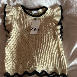 Zara tröja - Fick i födelsedagspresent men tycker inte den riktigt satt fint på mig. Helt ny och liten i storlek 