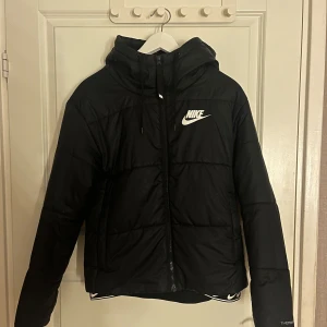 Svart Nike Jacka - Svart Nike Jacka, perfekt till vintern och hösten. Super skön och i nytt skick! Inte använt den alls mycket. Pris kan diskuteras 