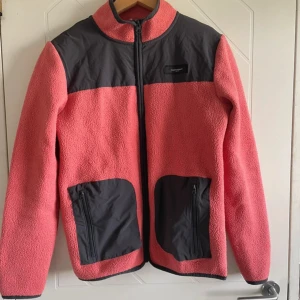 Rosa fleece - Rosa fleecejacka från Peak Performance.  OBS! Storlek 170 men passar storlek S lika bra!  Hål i högra fickan men kan lätt lagas. Nypris 799kr