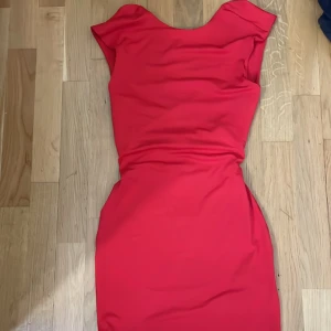 Röd rygglös klänning  - Rygglös klänning i bra skick, endast provat på, pris kan diskuteras vid snabb affär 💕