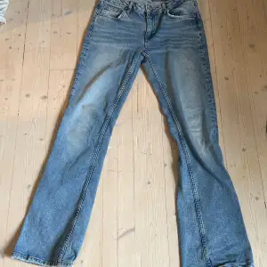 Lågmidjade bootcut jeans från Gina Tricot Young i strl 164 passar XS/S. Fint skick förutom minimal slitning längst ner på kanten som inte syns❤️