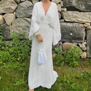 Balklänning  - Säljer min fina balklänning från Asos.  Den är uppsydd o passar mig som är 168cm bra, hade ungefär 4cm klack på bilderna också.  Även urringningen är lite igensydd. Den är otroligt fin, och unik då den inte säljs längre.