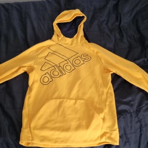 Adidas hoodie - Bra skick sydd vid halsen