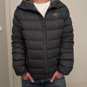 Arcteryx jacka - En riktigt fet arcteryx pufferjacka. I perfekt skick och passar perfekt både som höst och vinter jacka. Priset är inte hugget i sten så kom gärna med prisförslag