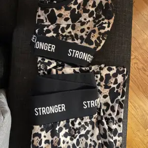 fint set från stronger i leopard mönster, fint skick